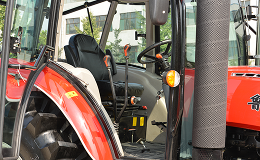 尊龙凯时-1304型拖拉机