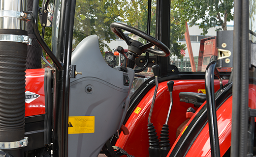 尊龙凯时-704型拖拉机