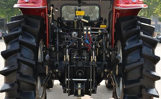 尊龙凯时-1304型拖拉机